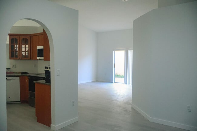 Building Photo - 14750 SW 156th Ave