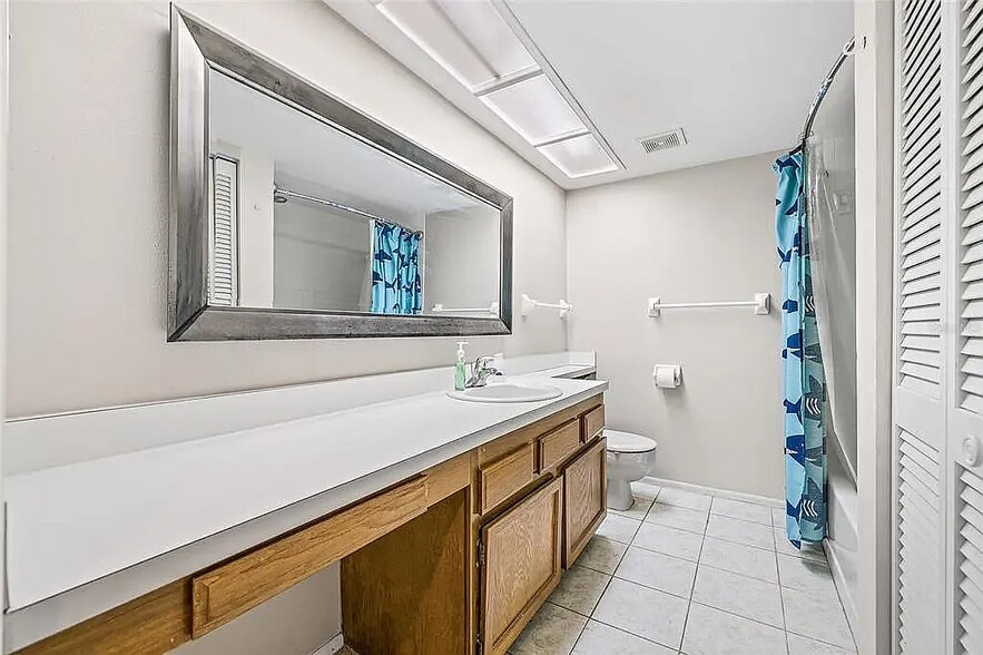 Building Photo - 222 Woodlake Wynde