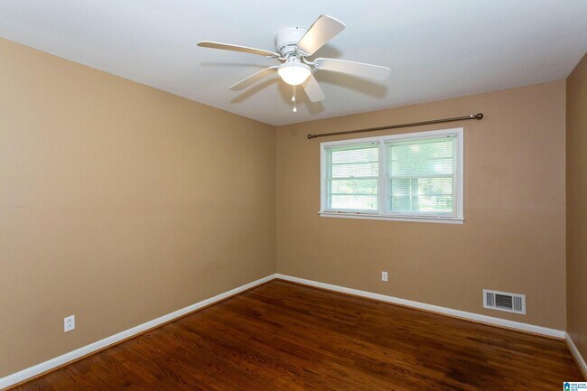 Building Photo - 2050 Pinehurst Dr