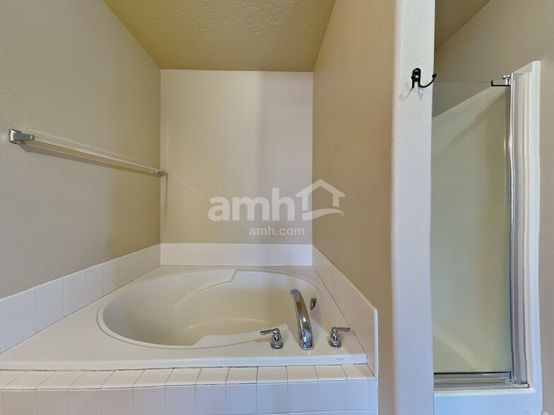 Building Photo - 195 E Poplin St