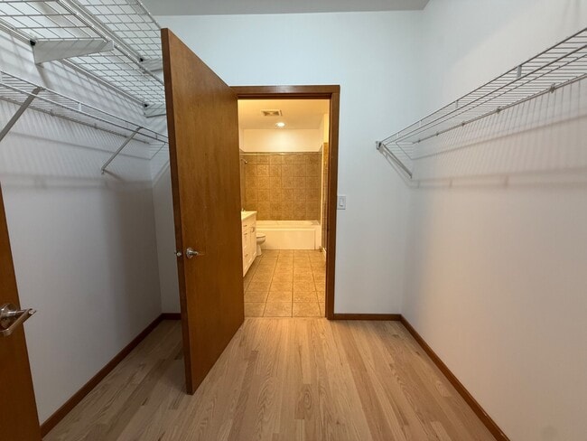 Building Photo - Gorgeous 1 Bedroom +Lofted Den Apartment in Avondale - Laundry In Unit!