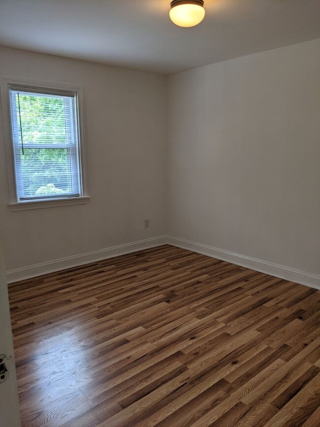 Building Photo - Renovated 3BR/1BA Townhouse in Edgemoor Gardens!