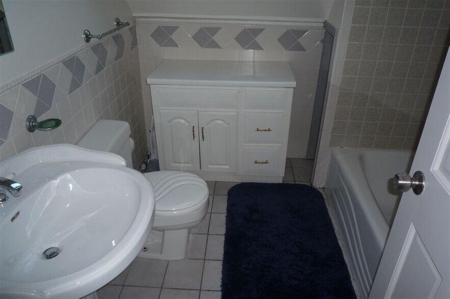 Building Photo - 569 Main St