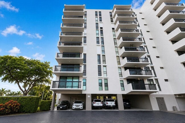 Building Photo - 4800 Bayview Dr