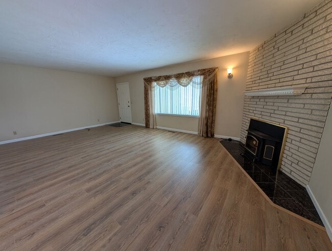 Building Photo - 722 Bryden Ave