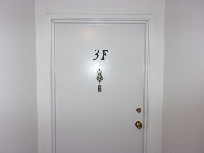 Building Photo - 411