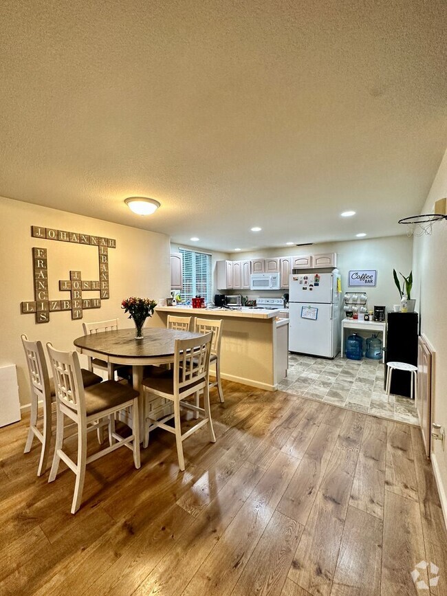 Building Photo - Davis - Centrally Located Home