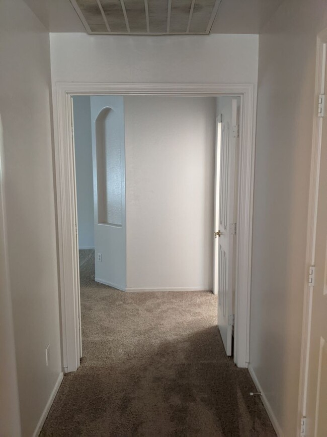 Building Photo - SPACIOUS 4 BED, 2 BATH HOME LOCATED NEAR B...