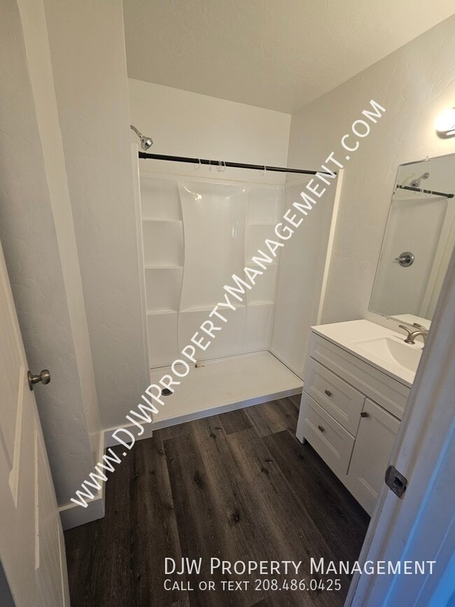 Building Photo - 424 5th St S