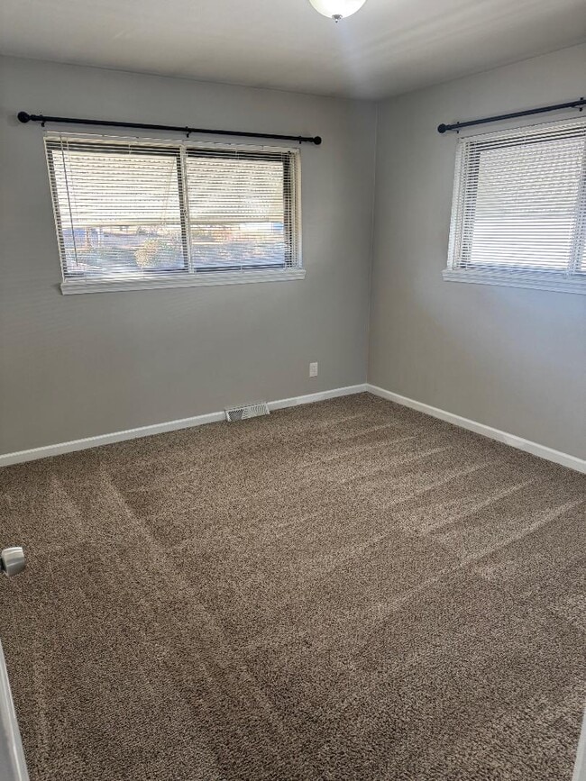 Building Photo - 709 Plaza Dr