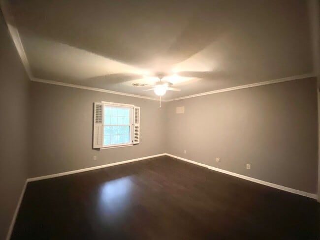 Building Photo - Large Fulton Home