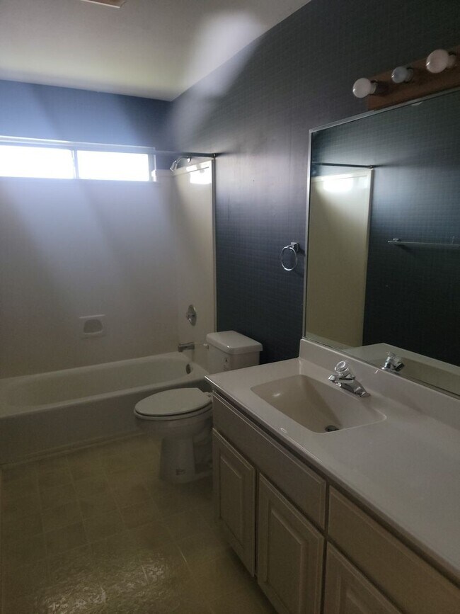 Building Photo - 4530 Oso Pkwy