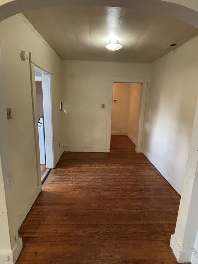 Building Photo - 147 Center St