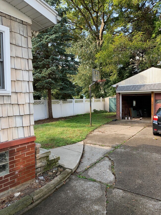 Building Photo - 1042 Collinwood Ave