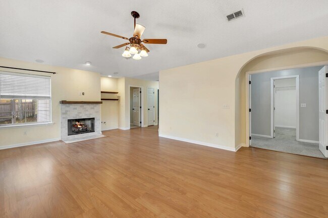 Building Photo - 2025 Ascot Way