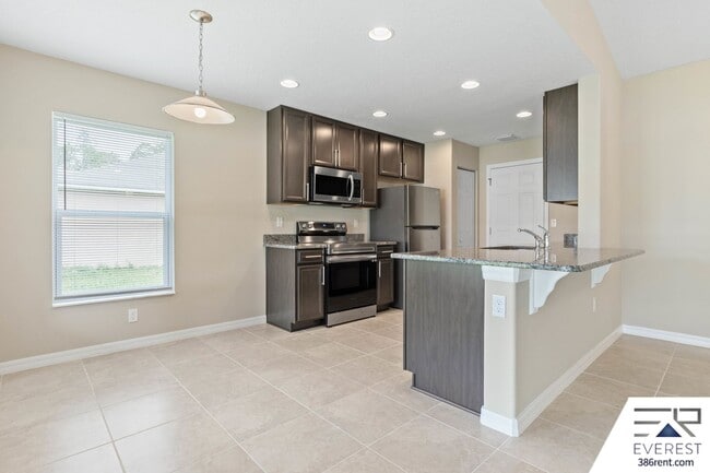 Building Photo - FULLY FENCED 3/2/2 IN DESIRABLE QUAIL HOLLOW