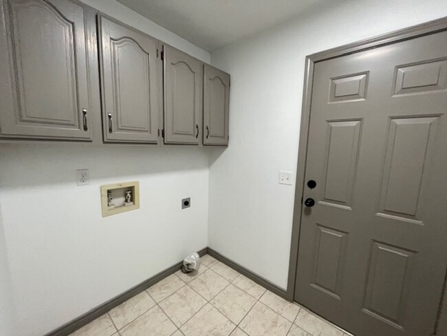 Building Photo - ALL BRICK HOME IN NIXA Located in McCroske...