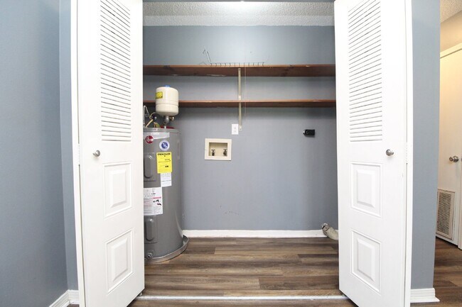 Building Photo - Updated 2BD/2BA Apartment in North Pensaco...