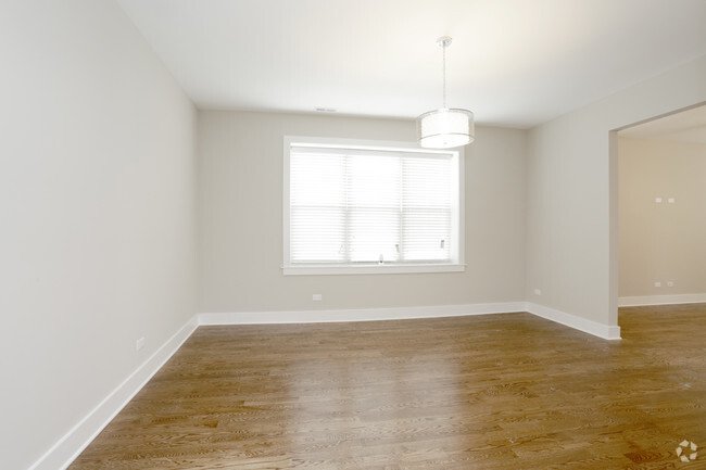 2 Bedroom - 1090 SF - Dining Room - Iowa Terrace