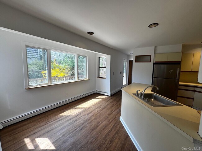 Building Photo - 2581 Roanoke Ave