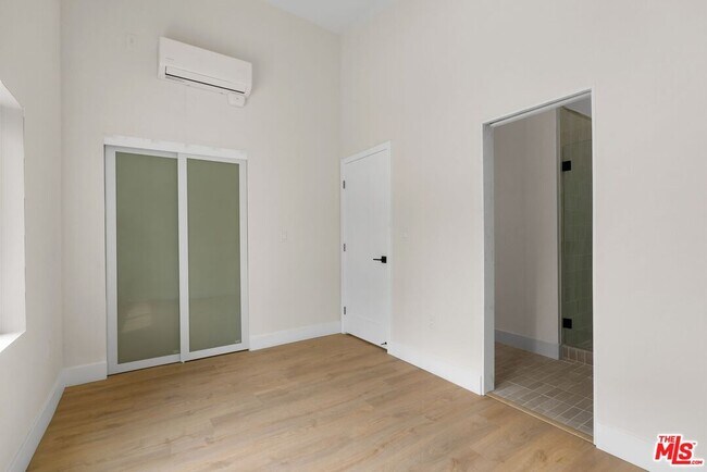 Building Photo - 8589 Rugby Dr