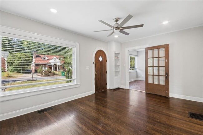 Building Photo - 1213 Cameron Ct NE