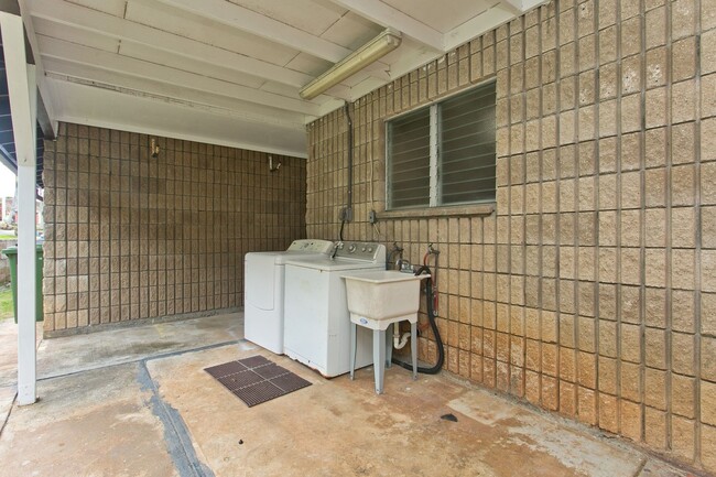 Building Photo - Kaneohe - Waikalua - 3 bedrooms, 2 1/2 bat...