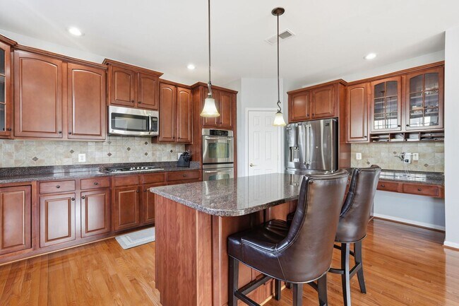 Building Photo - Located in a vibrant and highly sought after setting, this Richmond American Homes residence offe...