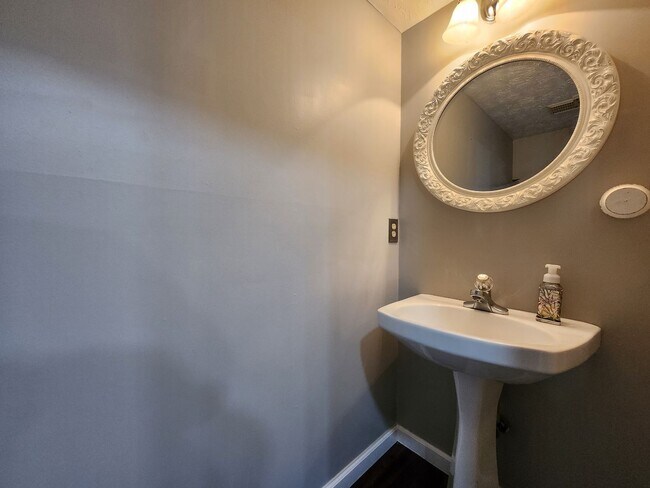 Building Photo - Beautiful 2-Story Home in Northmont School District