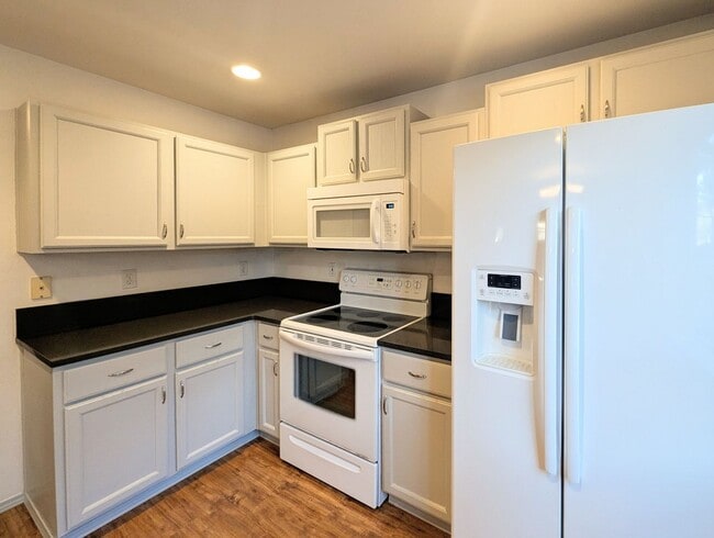 Building Photo - 3bd/2.5ba Everett Home