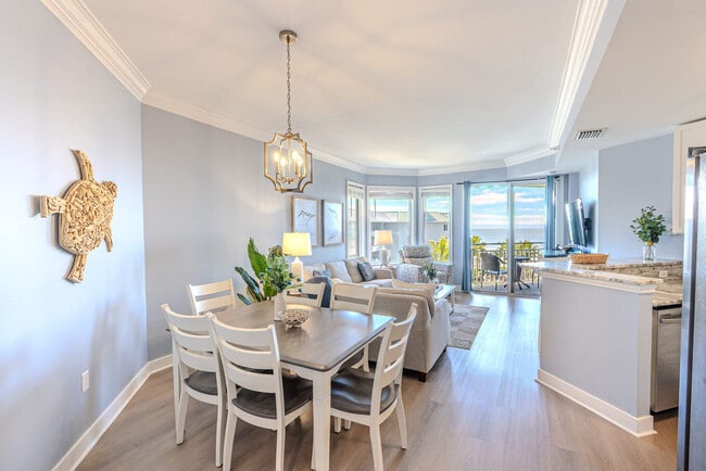 Building Photo - 10 N Forest Beach Dr