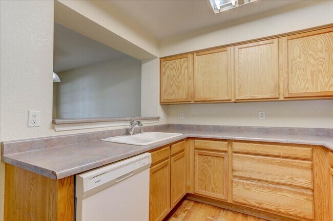 Building Photo - 930 Button Rock Dr