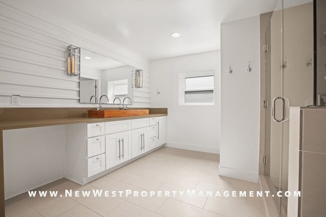 Building Photo - Exquisite Pacific Beach 4 bedroom located on a quiet cul-de-sac in the coveted Floral Terrace com...