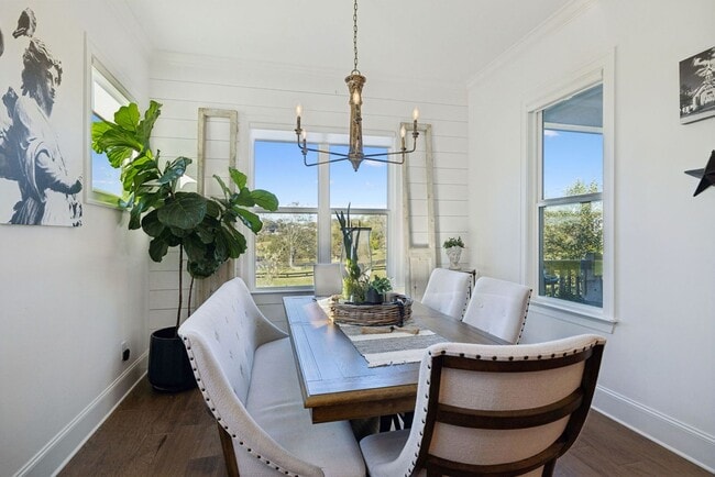 Building Photo - Luxurious living space *Fully furnished and impeccably designed*