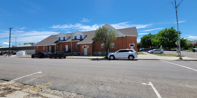 Building Photo - 1401 Oakley Ave