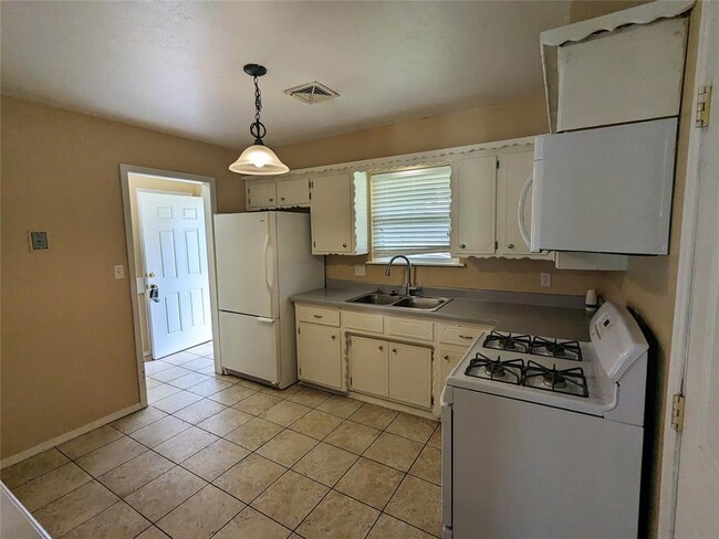 Building Photo - 1404 Heather Ln