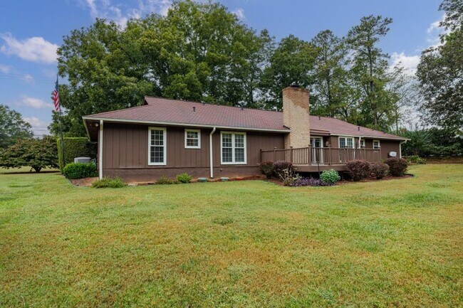 Building Photo - 585 W Crossville Rd