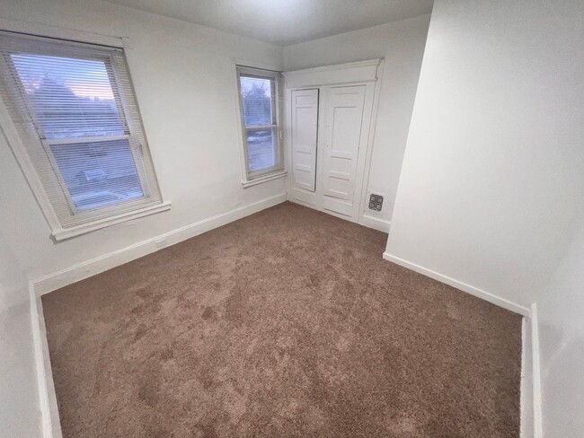 Building Photo - Newly Refurbished 3 Bedroom Townhome with ...