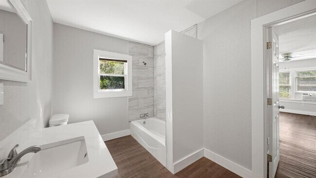 Building Photo - 1164 3 Rd St