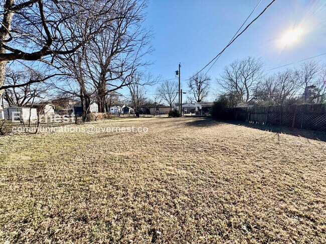 Building Photo - PROMO: Get HALF month’s rent free when you sign the lease TODAY! / 3 Bed, 1 Bath Home with Fenced...