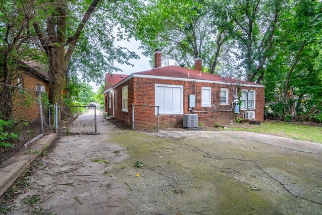 Building Photo - 345 S Zunis Ave