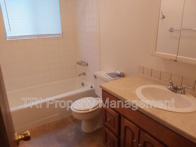 Building Photo - 824 30th Ave Pl