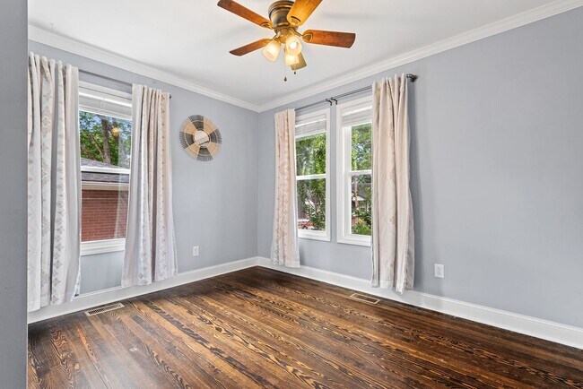 Building Photo - Cute 3 BR Bungalow with Backyard Oasis!