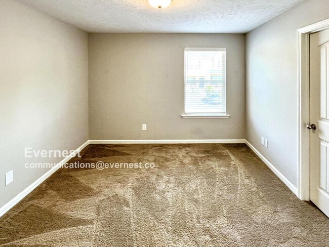 Building Photo - Charming 2BR Townhouse with Modern Comfort...