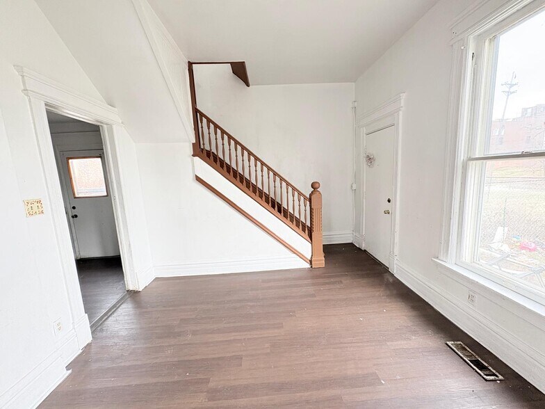 Building Photo - 833 N Michigan St