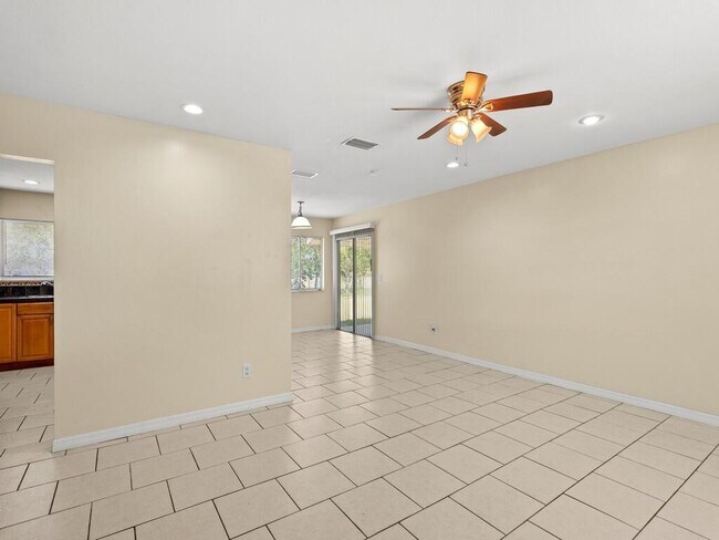 Building Photo - 254 SW Bridgeport Dr