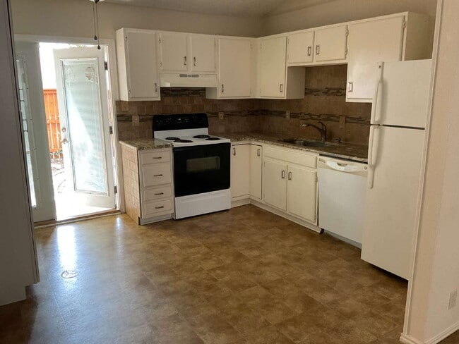 Building Photo - Beautiful Townhome in nice neighborhood - ...
