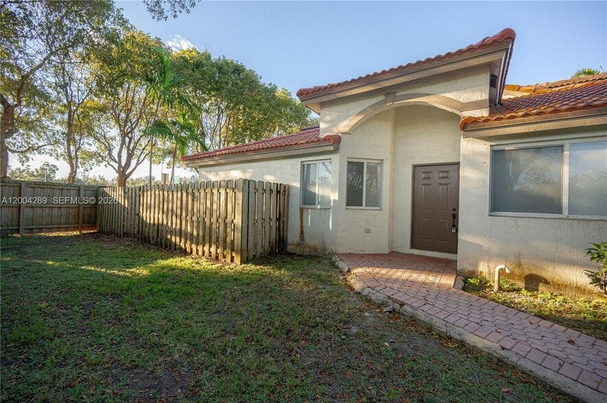 Building Photo - 5000 NW 116th Ct