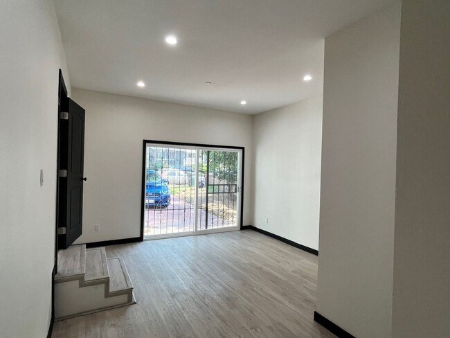 Building Photo - Beatiful and spacious Rental in Montebello...