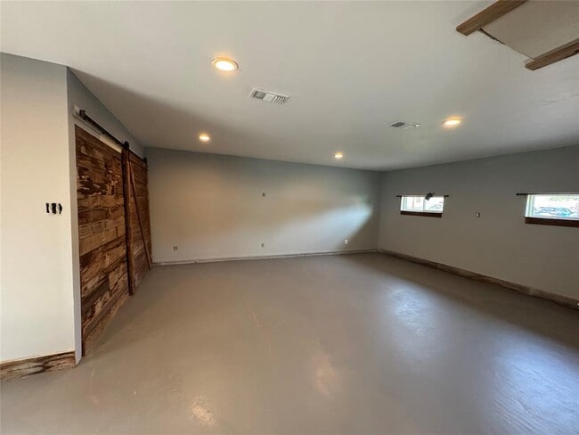 Building Photo - 3520 Roanoke Dr